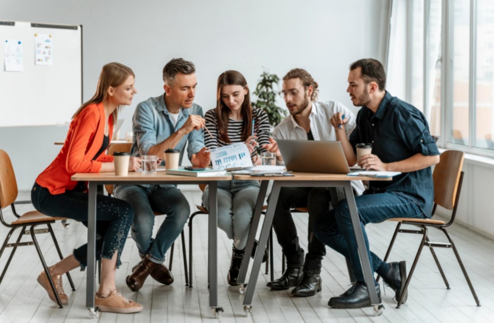 Personne travaillant sur l'organisation de son budget personnel